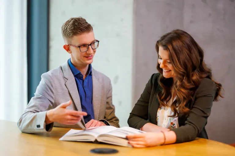 Zarządzanie projektem - Junior Project Manager | Studia II stopnia w Łodzi | Uniwersytet WSB Merito Łódź: Studenci Uniwersytetu WSB Merito w Łodzi pracują wspólnie nad projektem.