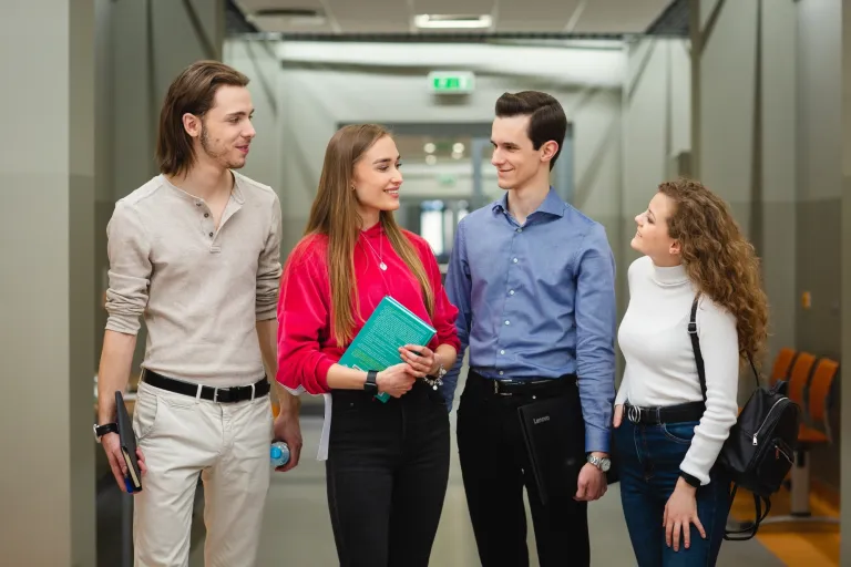 Logistyka 5.0 | Studia II stopnia ze studiami podyplomowymi  | Uniwersytet WSB Merito Łódź: Studenci Uniwersytetu WSB Merito w Łodzi rozmawiają ze sobą.