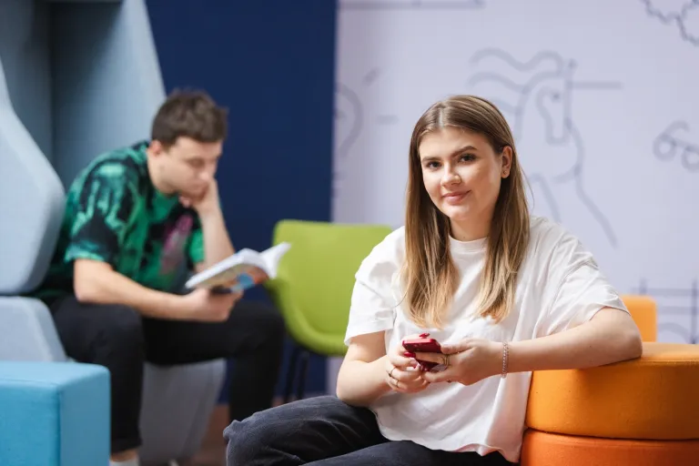 Zarządzanie projektem - Junior Project Manager | Studia II stopnia w Łodzi | Uniwersytet WSB Merito Łódź: Studenci Uniwersytetu WSB Merito w Łodzi pozują do zdjęcia.