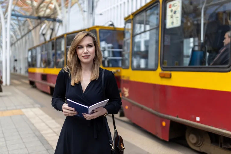 Logistyka | Uniwersytet WSB Merito Łódź: Studentka Uniwersytetu WSB Merito w Łodzi pozuje do zdjęcia.