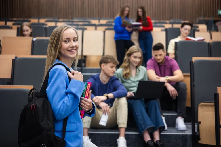 Marketing i sprzedaż | Uniwersytet WSB Merito Łódź: Studenci Uniwersytetu WSB Merito w Łodzi pracują wspólnie nad projektem.