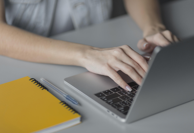 Tester Automatyzujący | Studia podyplomowe w Opolu | Uniwersytet WSB Merito Opole: Kobieta pracująca na laptopie