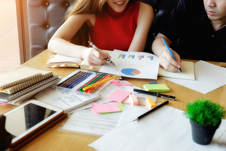 Transport i spedycja | Studia podyplomowe w Opolu | Uniwersytet WSB Merito Opole: Para studentów analizuje wspólnie wykres kołowy