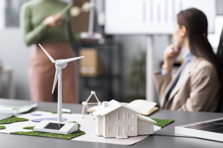 Zielone technologie i sztuczna inteligencja: informatyka dla zrównoważonego rozwoju | Studia podyplomowe w Opolu | Uniwersytet WSB Merito Opole: Model turbiny wiatrowej z osobami w tle