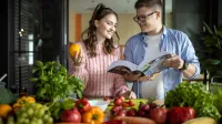 Dietetyka | Studia I stopnia w Opolu | Uniwersytet WSB Merito Opole: Główna grafika: Opole - dietetyka - dwoje studentów w kuchni