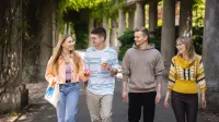 Psychologia biznesu i rozwoju osobistego | Studia jednolite magisterskie w Opolu | Uniwersytet WSB Merito Opole: Główna grafika: Opole - specjalność Psychologia biznesu i rozwoju osobistego - czworo studentów, idących drogą - w tle park. 