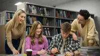 Bezpieczeństwo i higiena pracy | Studia I stopnia w Opolu | Uniwersytet WSB Merito Opole: Główna grafika: Opole - Bezpieczeństwo i higiena pracy  - grupa studentów w bibliotece
