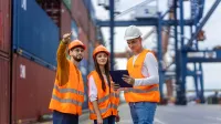 Inżynieria procesów transportowych | Studia I stopnia w Opolu | Uniwersytet WSB Merito Opole: Zdjęcie główne: Opole - logistyka: grupa młodych ludzi w kamizelkach odblaskowych ustala plan działania