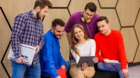 Pedagogika | Studia I stopnia w Opolu | Uniwersytet WSB Merito Opole: Zdjęcie główne: Opole - pedagogika - grupa młodych ludzi rozmawia o projekcie