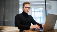 Prawo w biznesie | Studia I stopnia w Opolu | Uniwersytet WSB Merito Opole: Główna grafika: Opole - prawo w biznesie - student przed laptopem