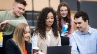 Prawo e-biznesu i sztucznej inteligencji | Uniwersytet WSB Merito Opole: Główna grafika: Opole - specjalność Prawo e-biznesu i sztucznej inteligencji - grupa studentów przed komputerem 