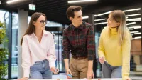Administracja i bezpieczeństwo wewnętrzne | Studia II stopnia w Opolu | Uniwersytet WSB Merito Opole: Główna grafika: Opole - studia II stopnia - grupa studentów pracująca nad projektem
