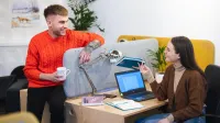 Wywiad i detektywistyka | Uniwersytet WSB Merito Opole: Główna grafika: Opole - specjalność Administracja bezpieczeństwa publicznego - studenci rozmawiający w biurze