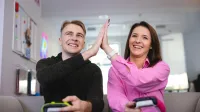Pedagogika opiekuńczo-wychowawcza z terapią zajęciową | Studia II stopnia w Opolu | Uniwersytet WSB Merito Opole: Główna grafika: Opole - studia II stopnia - studenci grający w grę, przybijają piątkę