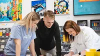 Pedagogika opiekuńczo-wychowawcza z terapią zajęciową | Studia II stopnia w Opolu | Uniwersytet WSB Merito Opole: Główna grafika: Opole - studia II stopnia  - grupa studentów grających w gry 