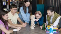 Zarządzanie | Studia II stopnia ze studiami podyplomowymi w Opolu | Uniwersytet WSB Merito Opole: Główna grafika: Opole - studia II stopnia - grupa studentów grających w jenge