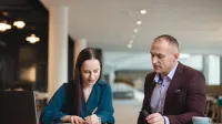 Fintech - innowacje technologiczne na   rynku finansowym | Studia podyplomowe w Opolu | Uniwersytet WSB Merito Opole: Główna grafika: Opole - studia podyplomowe - Fintech - innowacje technologiczne na rynku finansowym - Dwie osoby pracujące wspólnie nad projektem