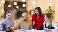 Agile – zwinne metodyki zarządzania projektami | Studia podyplomowe w Opolu | Uniwersytet WSB Merito Opole: Główna grafika: Opole - studia podyplomowe - Grupa osób pracująca nad projektem