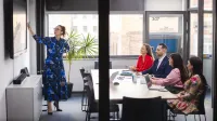 Planowanie produkcji – nowoczesne   narzędzia: SAP S/4HANA, Siemens Opcenter APS | Uniwersytet WSB Merito Opole: Główna grafika: Opole - studia podyplomowe - Planowanie produkcji – nowoczesne   narzędzia: SAP S/4HANA, Siemens Opcenter APS - grupa osób w sali konferencyjnej