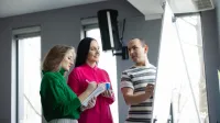 Bankowość cyfrowa | Studia podyplomowe w Opolu | Uniwersytet WSB Merito Opole: Główna grafika: Opole - studia podyplomowe - Uczestnicy studiów podyplomowych przeglądający notatki na whiteboardzie 