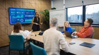 Employer Branding | Uniwersytet WSB Merito Opole: Główna grafika: Opole - studia podyplomowe - Employer Branding - grupa osób na spotkaniu biznesowym