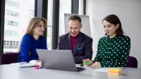 Zarządzanie zespołami rozproszonymi | Studia podyplomowe w Opolu | Uniwersytet WSB Merito Opole: Główna grafika: Opole - studia podyplomowe - Zarządzanie zespołami rozproszonymi - grupa osób korzystająca z laptopa