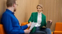 Programista JavaScript z wykorzystaniem AI | Studia podyplomowe w Opolu | Uniwersytet WSB Merito Opole: Główna grafika: Opole - studia podyplomowe - Programista JavaScript z wykorzystaniem AI - Dwie osoby wymieniające się notatkami