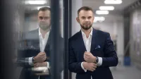 Analityk finansowy | Studia podyplomowe w Opolu | Uniwersytet WSB Merito Opole: Główna grafika: Opole - studia podyplomowe - Mężczyzna w garniturze