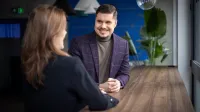 Zarządzanie i inwestowanie w nieruchomości | Studia podyplomowe w Opolu | Uniwersytet WSB Merito Opole: Główna grafika: Opole - studia podyplomowe - Zarządzanie i inwestowanie w nieruchomości - Dwie rozmawiające ze sobą osoby 