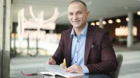 Wyniki wyszukiwania | Uniwersytet WSB Merito Opole: Główna grafika: Opole - studia podyplomowe - Przygotowanie do wykonywania zawodu nauczyciela - Mężczyzna przeglądający notatki