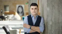 Administracja – prawo, zarządzanie i organizacja | Studia podyplomowe w Opolu | Uniwersytet WSB Merito Opole: Główna grafika: Opole - studia podyplomowe - Administracja – prawo, zarządzanie i organizacja - Mężczyzna w kawiarni