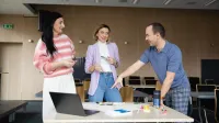Zamówienia publiczne | Uniwersytet WSB Merito Opole: Główna grafika: Opole - studia podyplomowe - Zamówienia publiczne - Grupa osób wspólnie pracująca nad projektem