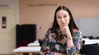 Cyberbezpieczeństwo i ochrona danych | Studia I stopnia w Opolu | Uniwersytet WSB Merito Opole: Główna grafika: Opole - studia I stopnia - specjalność cyberbezpieczeństwo i ochrona danych - kobieta siedząca w sali zajęciowej