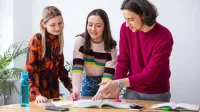 Służby mundurowe i bezpieczeństwo państwa | Studia I stopnia w Opolu | Uniwersytet WSB Merito Opole: Główna grafika: Opole - studia I stopnia - specjalność służby mundurowe i bezpieczeństwo państwa - Grupa studentów pracująca nad projektem