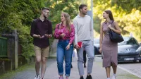 Dietetyka sportowa | Studia I stopnia w Opolu | Uniwersytet WSB Merito Opole: Główna grafika: Opole - studia I stopnia - specjalność Dietetyka w sporcie - Grupa osób na spacerze
