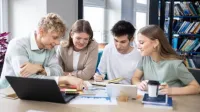 Rachunkowość | Studia I stopnia w Opolu | Uniwersytet WSB Merito Opole: Główna grafika: Opole - studia I stopnia - specjalność Rachunkowość - Grupa osób pracująca nad projektem