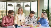Inżynieria jakości i Lean Manufacturing | Studia I stopnia w Opolu | Uniwersytet WSB Merito Opole: Główna grafika: Opole - studia I stopnia - specjalność Inżynieria jakości i Lean Manufacturing - Grupa osób pracująca nad projektem