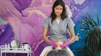 Odnowa biologiczna i wellness | Studia I stopnia w Opolu | Uniwersytet WSB Merito Opole: Główna grafika: Opole - studia I stopnia - specjalność Odnowa biologiczna i wellness - Dwie studentki uczące się jak poprawnie wykonywać zabiegi kosmetologiczne