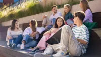 Odnowa biologiczna i wellness | Studia I stopnia w Opolu | Uniwersytet WSB Merito Opole: Główna grafika: Opole - studia I stopnia - specjalność Odnowa biologiczna i wellness- Grupa znajomych siedząca na zewnątrz