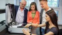 Inżynieria systemów logistycznych | Studia I stopnia w Opolu | Uniwersytet WSB Merito Opole: Główna grafika: Opole - studia I stopnia - specjalność Inżynieria systemów logistycznych - Grupa studentów korzystająca z narzędzi kierunkowych pod okiem wykładowcy