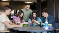 Biznes i nowe technologie | Studia II stopnia ze studiami podyplomowymi  | Uniwersytet WSB Merito Opole: Główna grafika: Opole - studia II stopnia z podyplomowymi - specjalność Biznes i nowe technologie - Grupa osób grająca w grę 