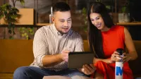 Digital marketing | Studia II stopnia w Opolu | Uniwersytet WSB Merito Opole: Główna grafika: Opole - studia II stopnia - specjalność Digital marketing -Dwie osoby patrzące w ekran tabletu