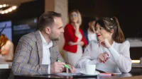 Nowoczesne przywództwo, zarządzanie oparte na danych i skuteczne projekty – liderzy Publicznych Służb Zatrudniania w działaniu | Studia podyplomowe w Opolu | Uniwersytet WSB Merito Opole: Główna grafika: Opole - studia podyplomowe - Cyfryzacja, współpraca i bezpieczeństwo pracy – praktyczne kompetencje specjalistów Publicznych Służb Zatrudnienia - Dwie osoby rozmawiające w kawiarni