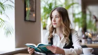 Zarządzanie zasobami ludzkimi w małej firmie | Studia podyplomowe w Opolu | Uniwersytet WSB Merito Opole: Główna grafika: Opole - studia podyplomowe - Zarządzanie zasobami ludzkimi w małej firmie - Kobieta z książką w rękach