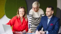 Nowoczesne przywództwo w biznesie | Studia podyplomowe w Opolu | Uniwersytet WSB Merito Opole: Główna grafika: Opole - studia podyplomowe - Nowoczesne przywództwo w biznesie - Grupa osób patrząca w ekran laptopa