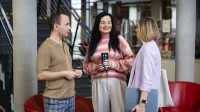 Główna grafika: Opole - studia podyplomowe - Trener języków obcych - Grupa rozmawiających osób
