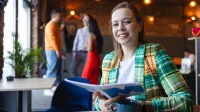 Lider optymalizacji procesów (studia 3-semestralne) | Studia II stopnia w Opolu | Uniwersytet WSB Merito Opole: Główna grafika: Opole - studia II stopnia - zarządzanie - Lider optymalizacji procesów - Kobieta trzymająca notatnik