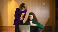 Strategie Digital Marketingu | Studia I stopnia w Opolu | Uniwersytet WSB Merito Opole: Studentki analizują treści z laptopa