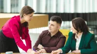 Psychospołeczne oraz prawne aspekty kryminologii i wiktymologii | Studia podyplomowe w Opolu | Uniwersytet WSB Merito Opole: Główna grafika: Opole - studia podyplomowe -Psychodietetyka dzieci i młodzieży - uczestnicy studiów podyplomowych analizują wspólnie treść przy stole w bibliotece