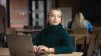 Zarządzanie małym i średnim przedsiębiorstwem | Studia I stopnia w Opolu | Uniwersytet WSB Merito Opole: Główna grafika: Opole - studia I stopnia licencjackie - Zarządzanie: Zarządzanie małym i średnim przedsiębiorstwem - studentka siedzi i pracuje na laptopie